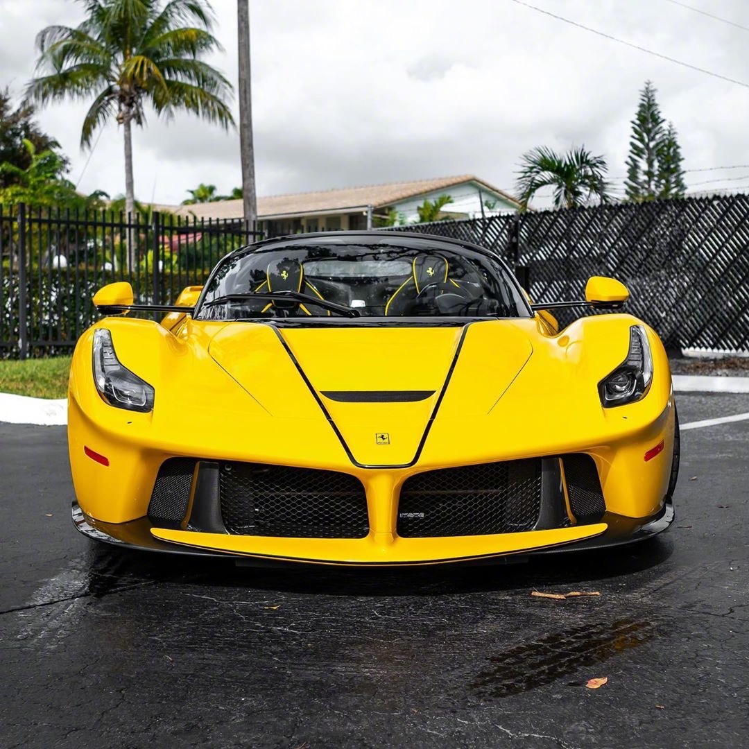 法拉利LaFerrari,兰博基尼最贵的一款 把两台法拉利laferrari放一块儿,怎么拍都是壮观啊!