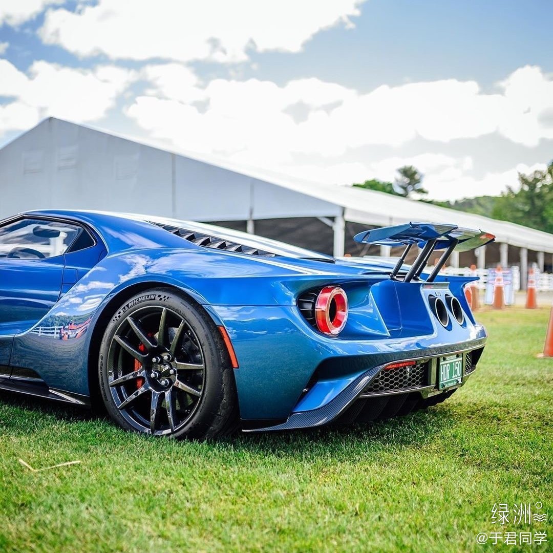 好看的汽车图片：一枚帅气的蓝色福特GT