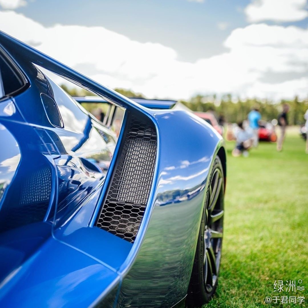 好看的汽车图片：一枚帅气的蓝色福特GT