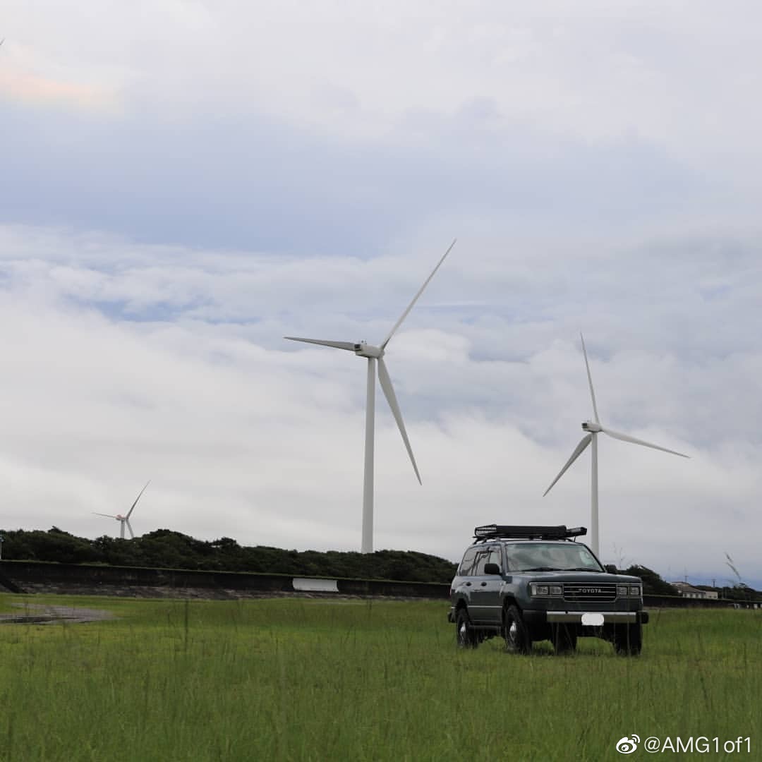 好看的汽车图片:丰田陆巡100系列(LC100)