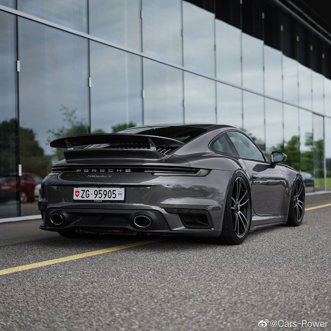 贴地飞行灰色 保时捷911 Turbo S