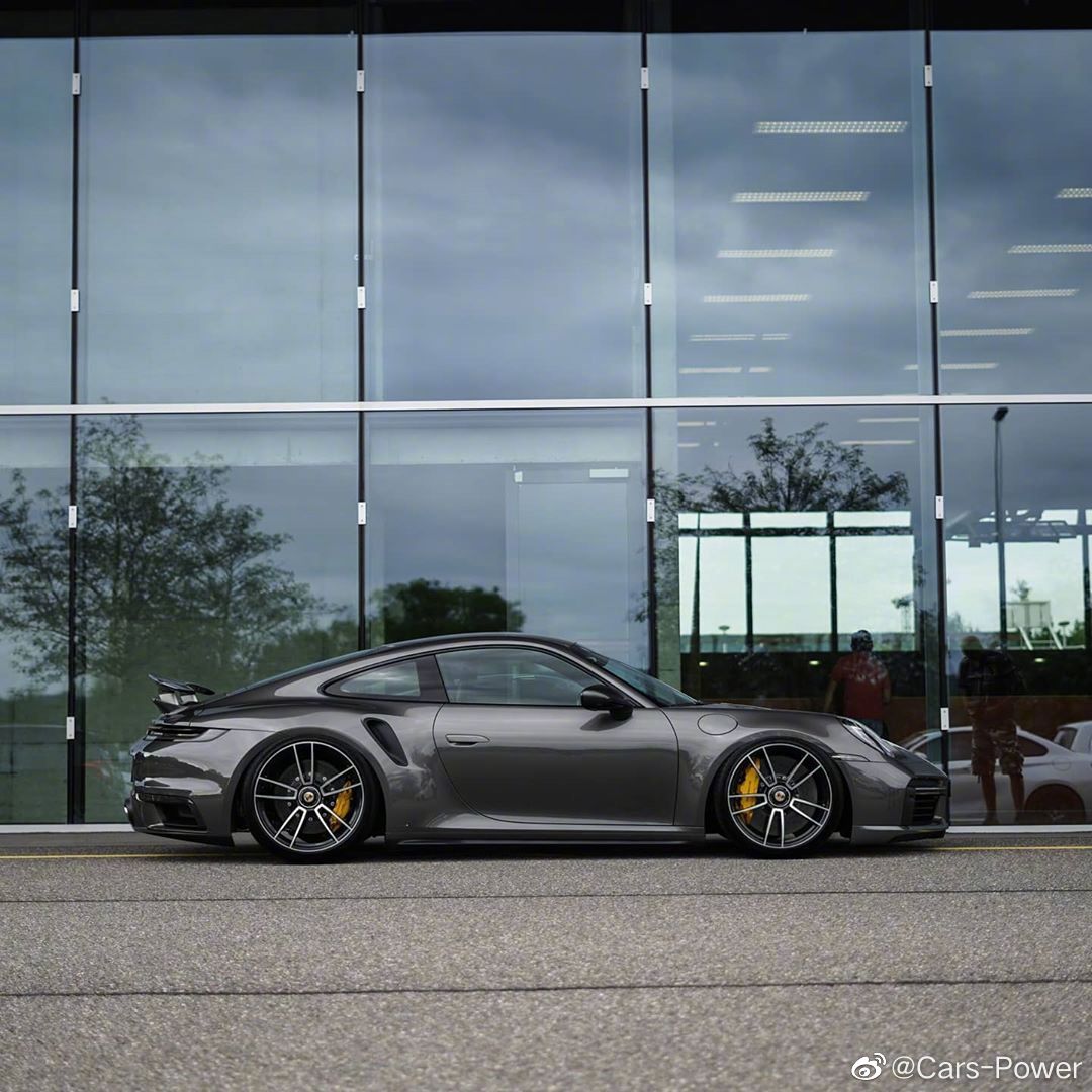 贴地飞行灰色 保时捷911 Turbo S