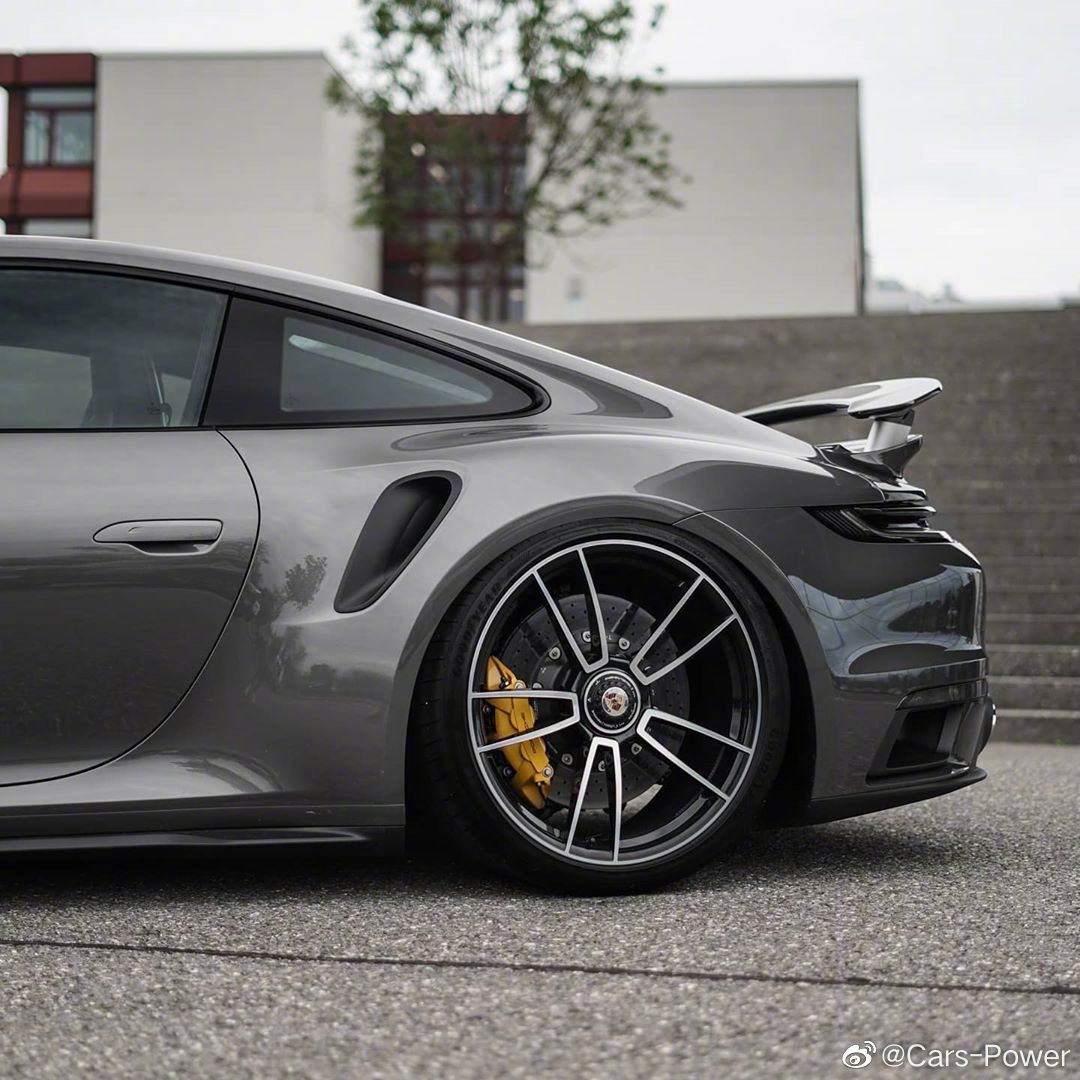 贴地飞行灰色 保时捷911 Turbo S