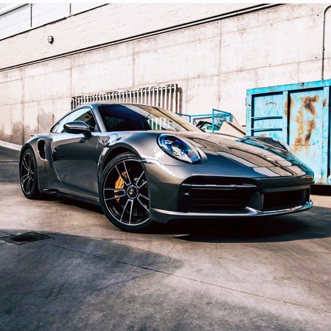 保时捷911turbos,保时捷911cabriolet 保时捷911turbos前脸看起来还是很凶悍的