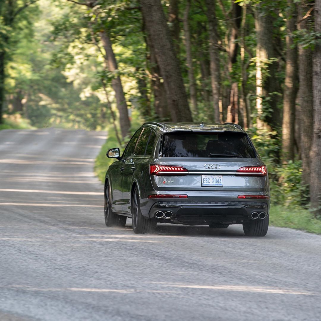 好看的汽车图片：奥迪 SQ7 V8双涡轮增压