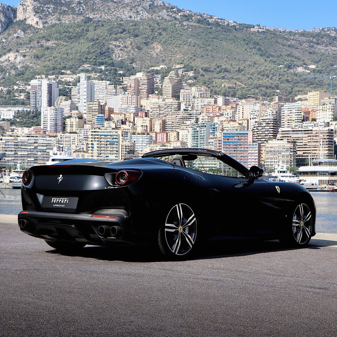 很喜欢黑色，对ta有一种很特别的感觉！ Ferrari Portofino