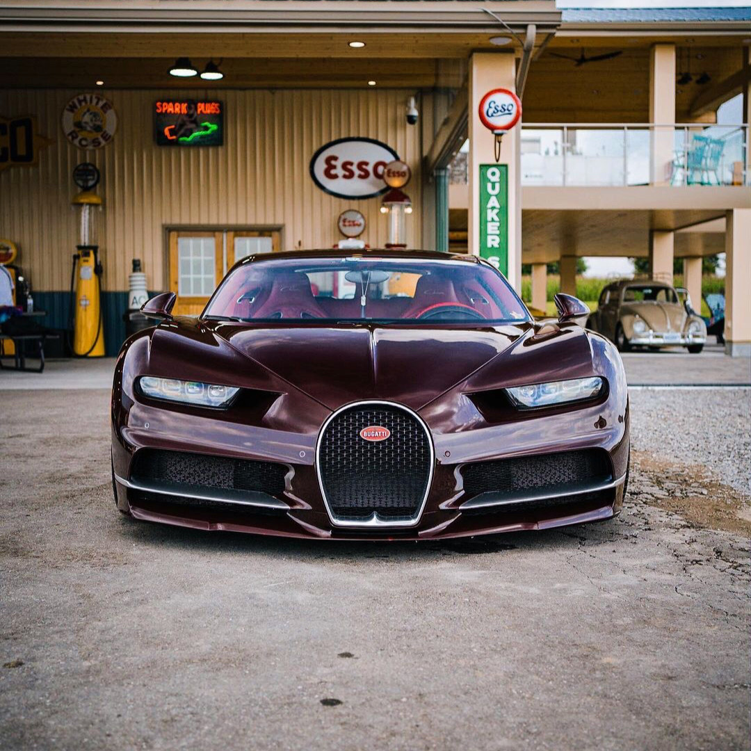 Bugatti Chiron，这红碳真是漂亮，车头设计非常霸气
