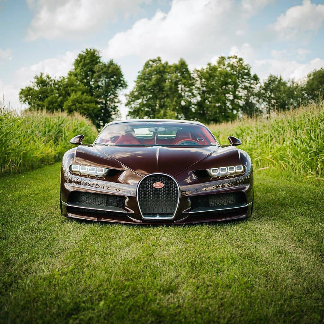 Bugatti Chiron，这红碳真是漂亮，车头设计非常霸气