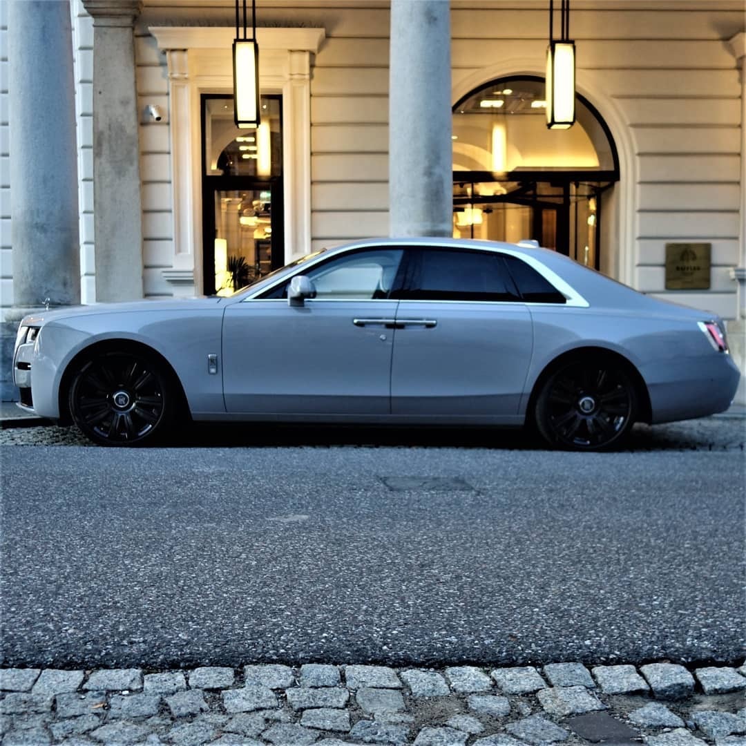 全新劳斯莱斯古思特的实车街拍