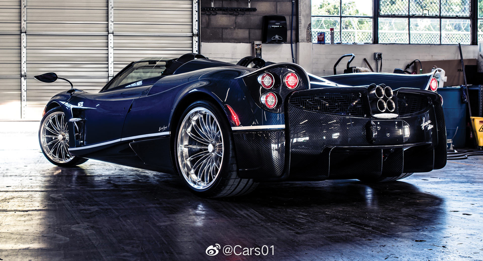 汽车美图：蓝碳帕加尼Huayra Roadster