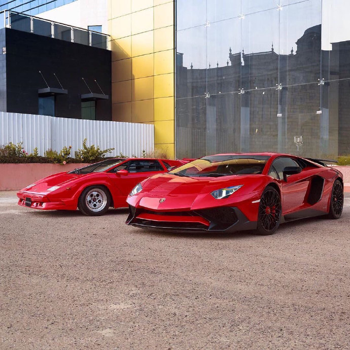 兰博基尼Countach & Aventador SV 车门的设计也太酷了!