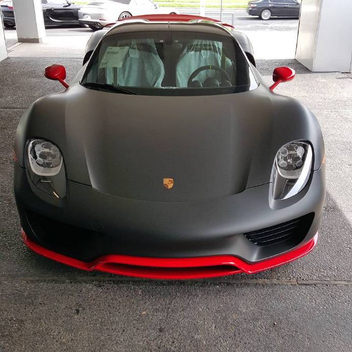 哑光黑保时捷918 Spyder，各位喜欢这红色点缀吗？