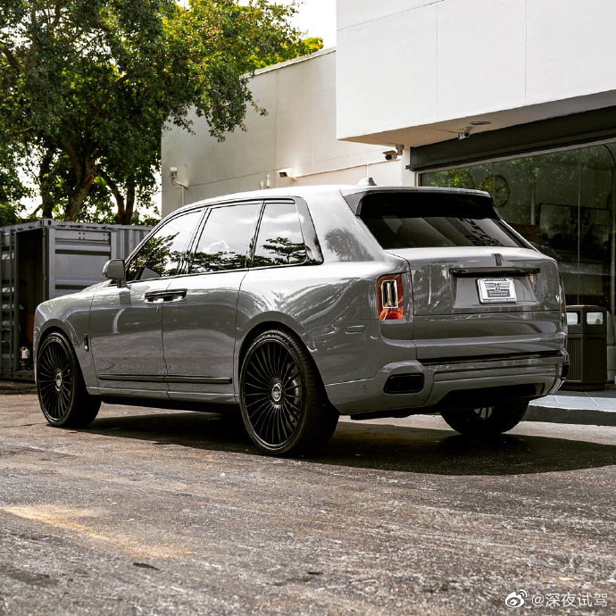 Rolls Royce Cullinan V12发动机,星空顶来了。