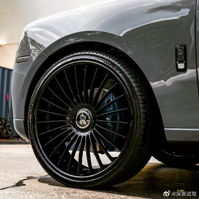 Rolls Royce Cullinan V12发动机,星空顶来了。