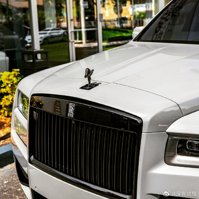 Rolls Royce Cullinan V12发动机,星空顶来了。