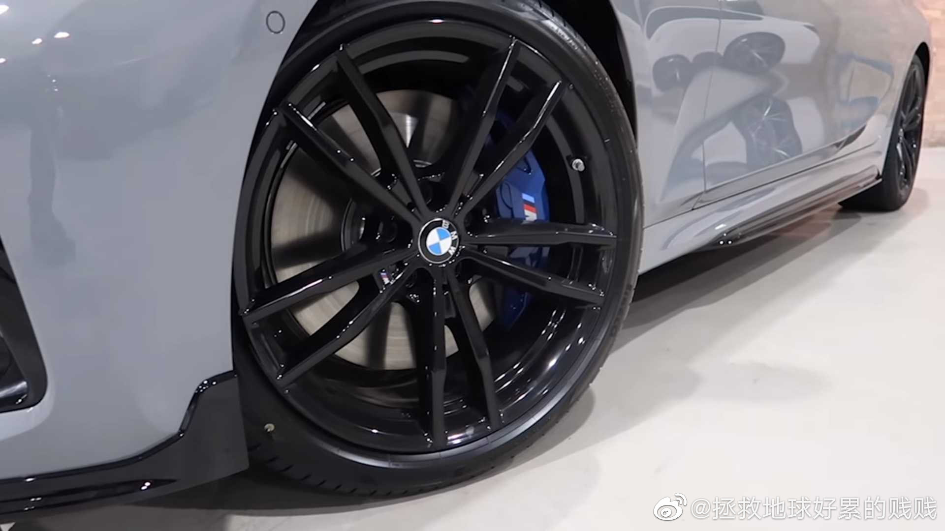 每天一组汽车美图：水泥灰色的BMW M340i