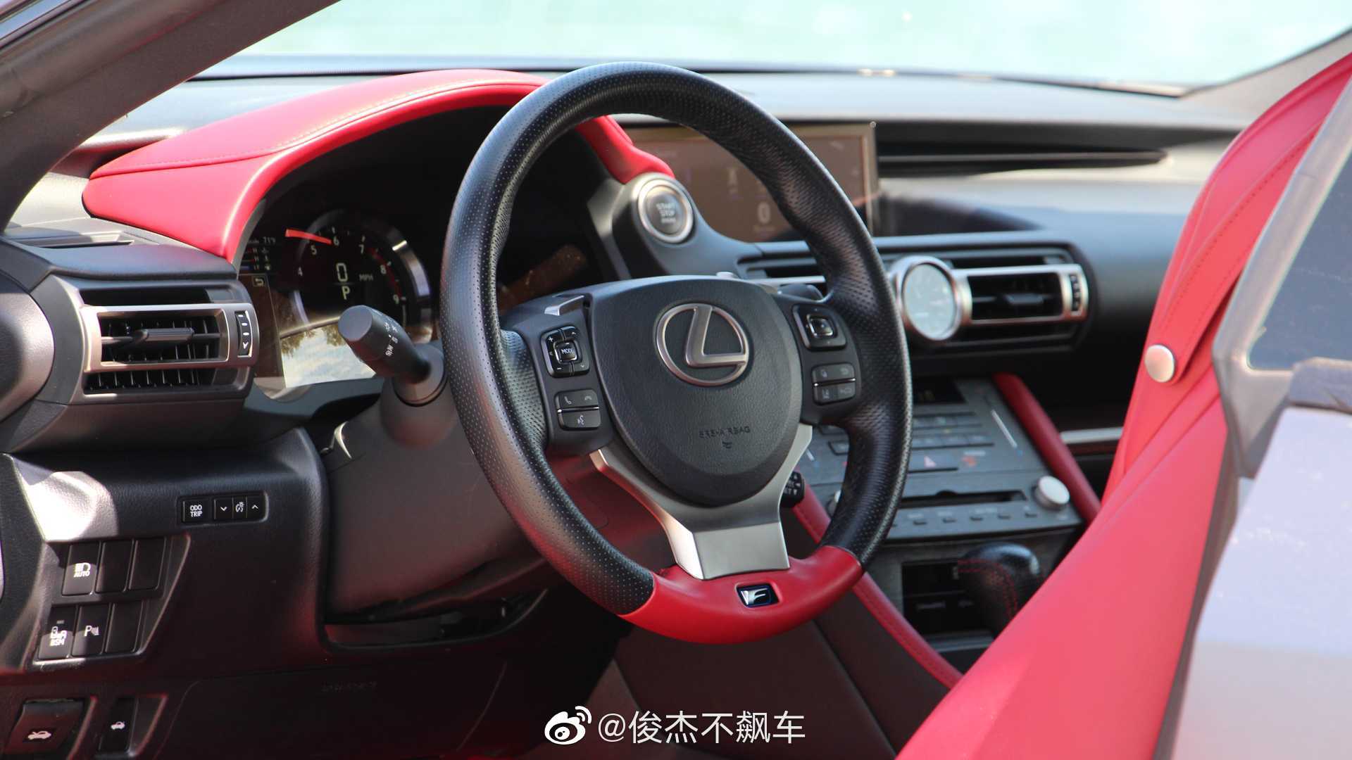 2020 雷克萨斯 RC F 赛道版图赏,5.0L V8 发动机,472 马力。