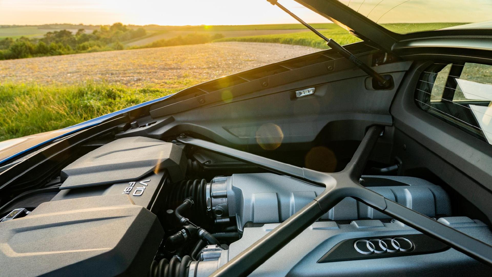 对我来说,有特殊情感的一款车,奥迪R8 V10