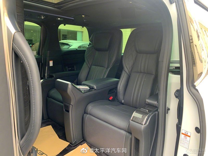 雷克萨斯LM在2月24日正式上市,目前实车已经到店