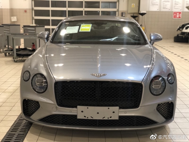好看的汽车图片:宾利欧陆 gt w12 殿堂银/蓝内