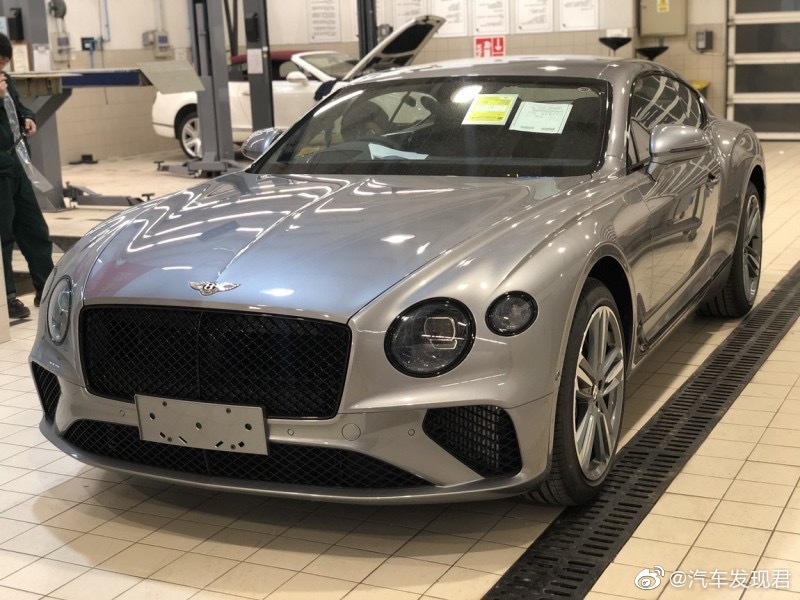 好看的汽车图片:宾利欧陆 gt w12 殿堂银/蓝内
