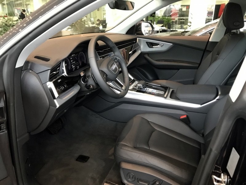 奥迪 Q8 45 TFSI 豪华致雅型 黑外/黑内