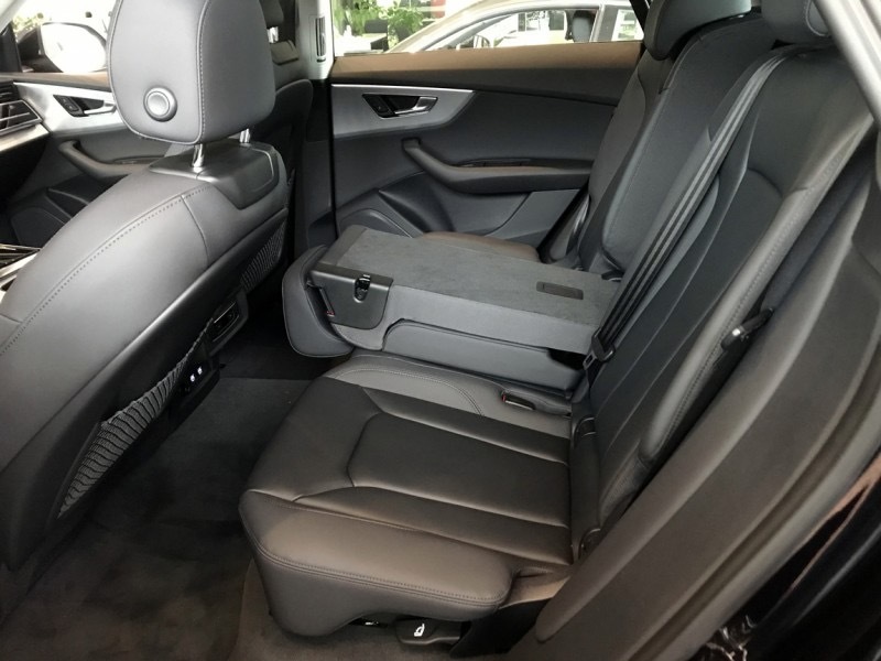 奥迪 Q8 45 TFSI 豪华致雅型 黑外/黑内