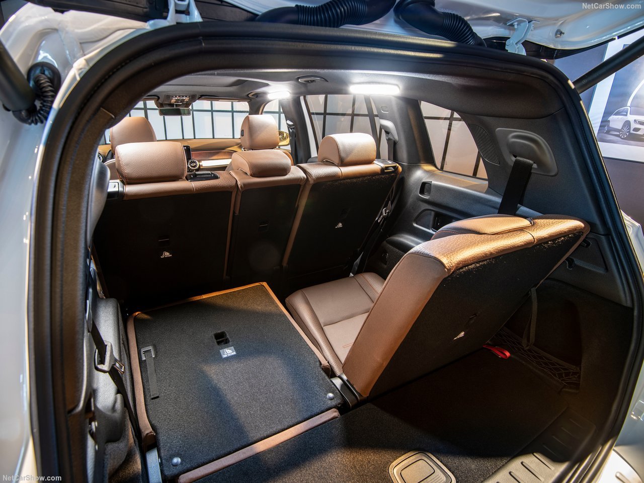 奔驰GLB 被黑惨了的一款奔驰车,大家吐槽30万买个1.3T和伪七座