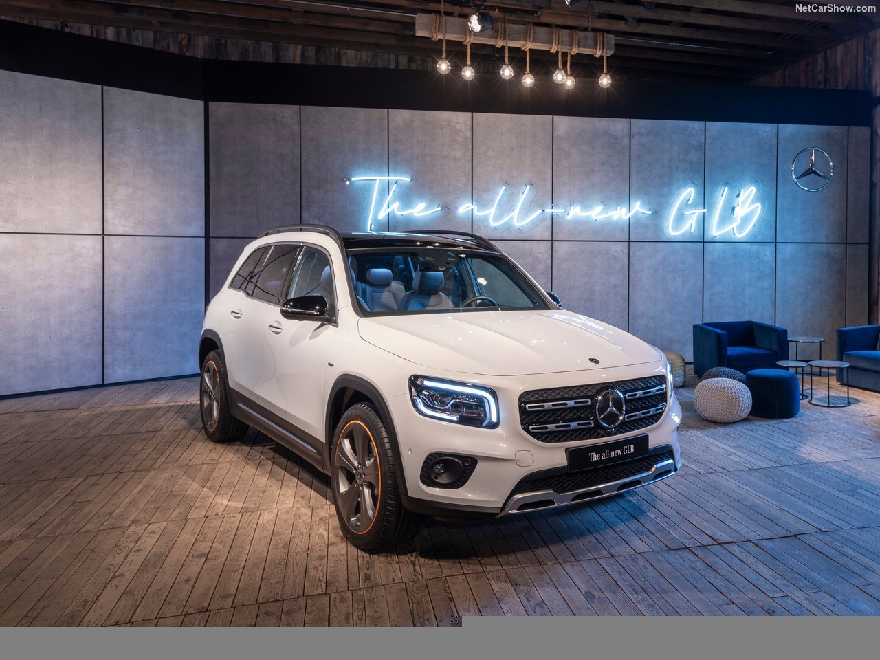 奔驰GLB 被黑惨了的一款奔驰车,大家吐槽30万买个1.3T和伪七座