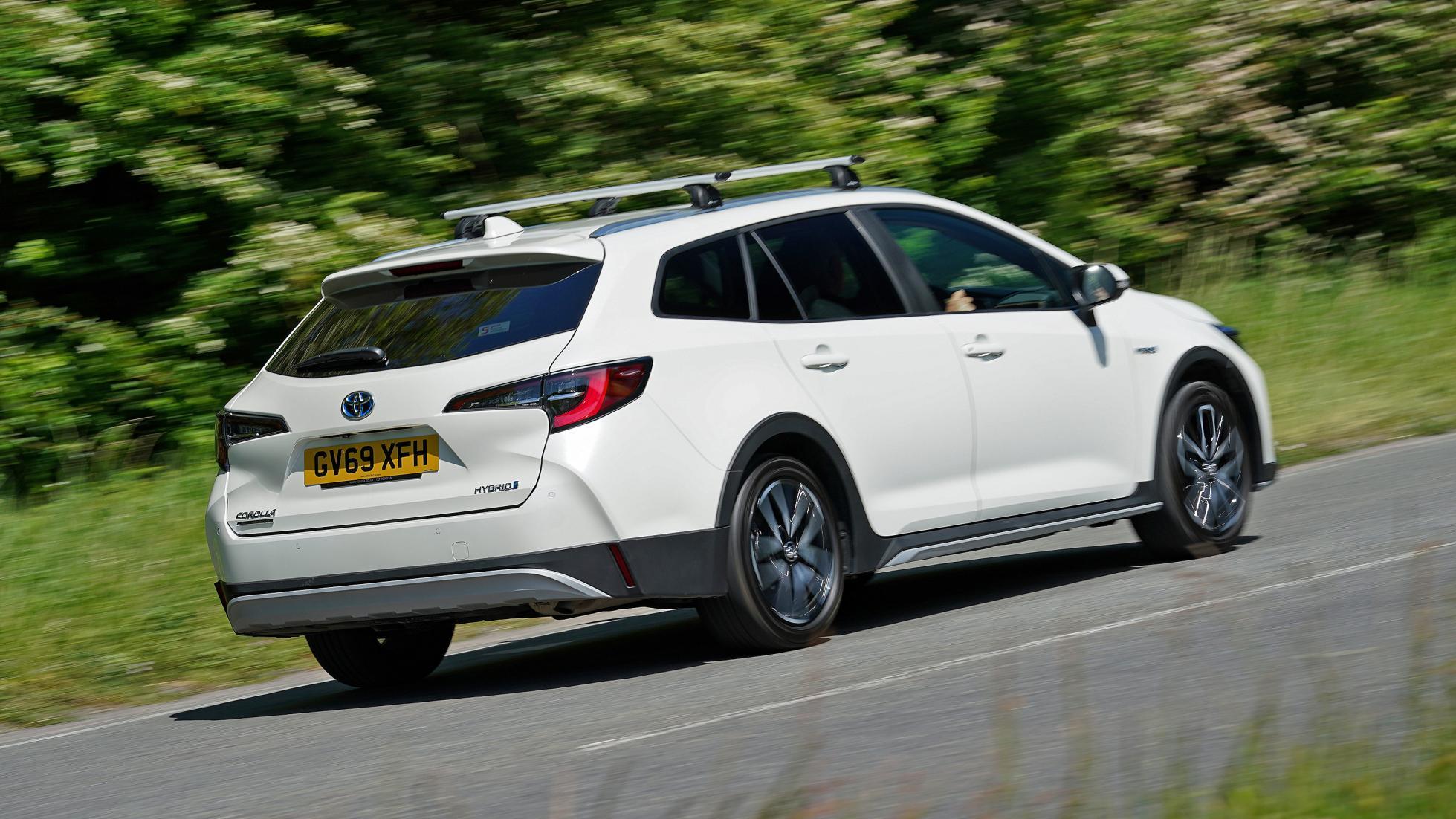 这是一台丰田卡罗拉,我们国内见不到的卡罗拉,卡罗拉旅行版