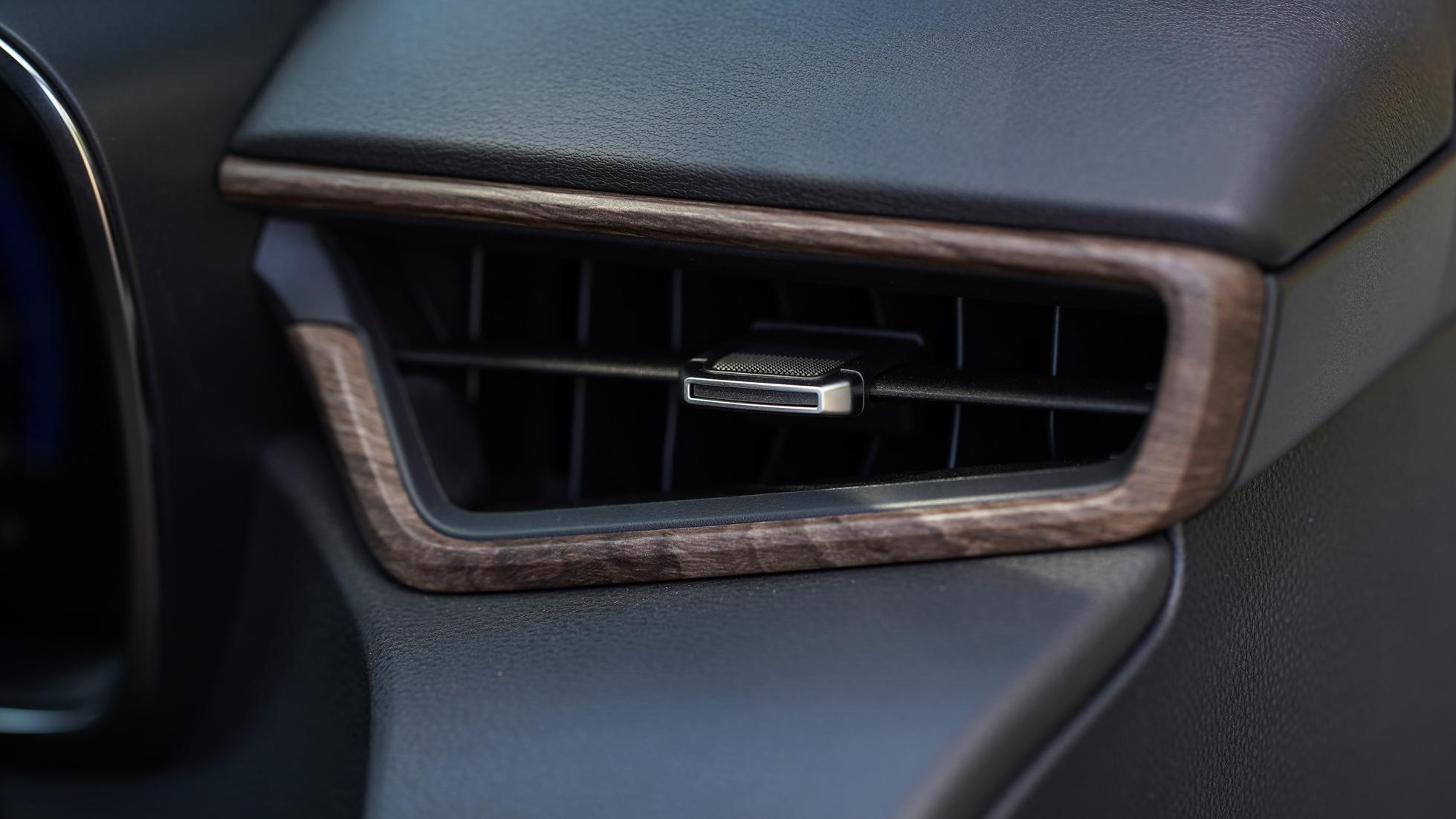 这是一台丰田卡罗拉,我们国内见不到的卡罗拉,卡罗拉旅行版