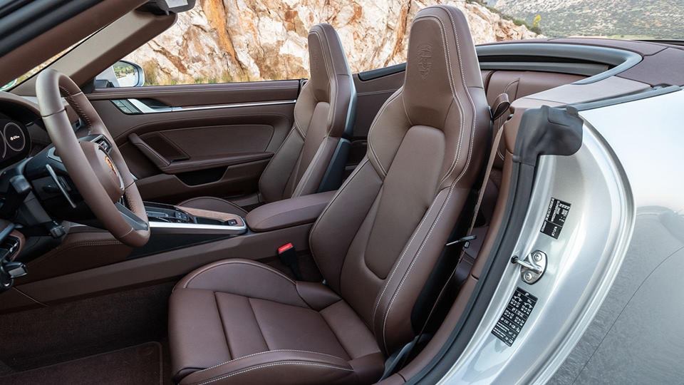 保时捷 911 Carrera 4S 黄色卡钳配银灰你们觉得好看吗?