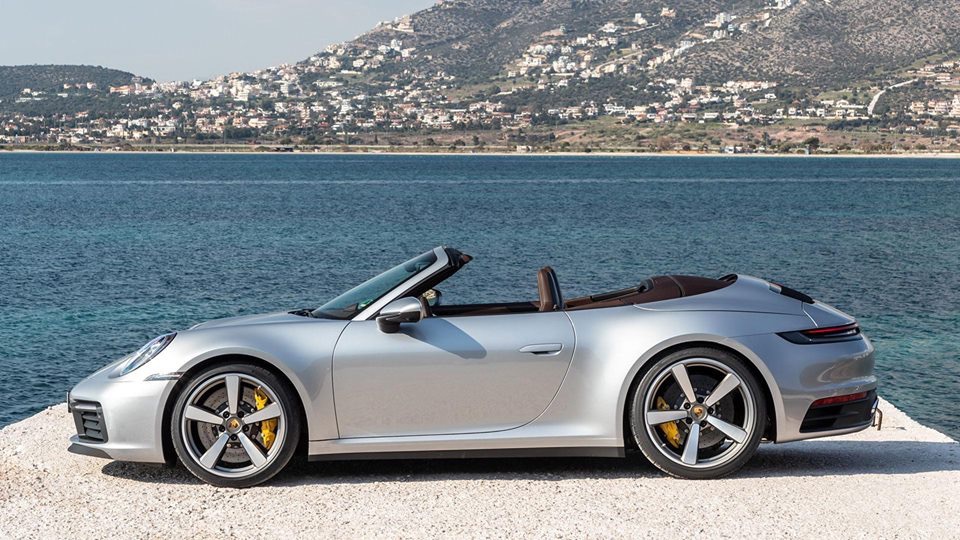 保时捷 911 Carrera 4S 黄色卡钳配银灰你们觉得好看吗?