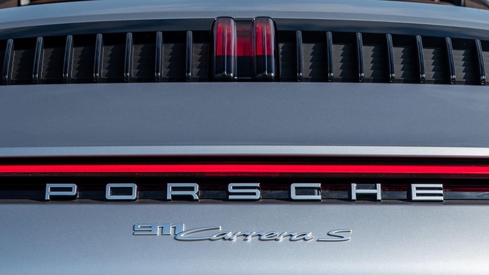 保时捷 911 Carrera 4S 黄色卡钳配银灰你们觉得好看吗?