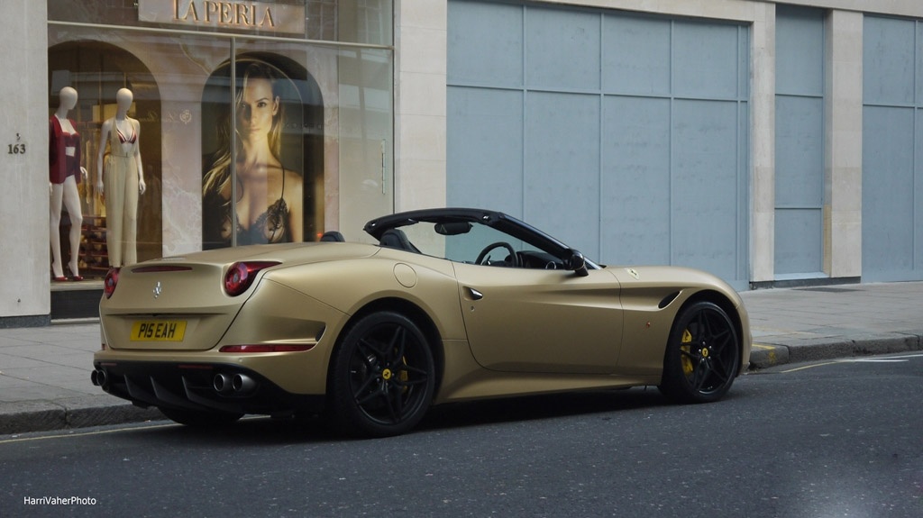 法拉利Ferrari California T，颜色很喜欢！