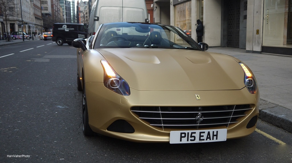 法拉利Ferrari California T，颜色很喜欢！