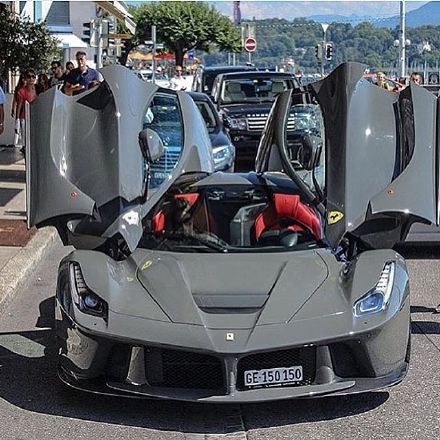 紫色法拉利LaFerrari，对比其他颜色一起欣赏才过瘾。