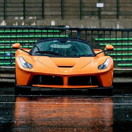 紫色法拉利LaFerrari，对比其他颜色一起欣赏才过瘾。