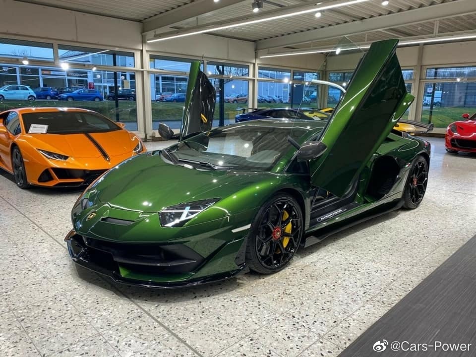 大颗牛油果 兰博基尼Aventador SVJ  特别绿色涂装