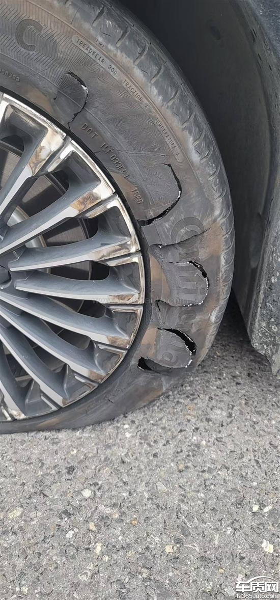 腾势D9马牌轮胎爆胎 <em>气囊</em>无故弹出