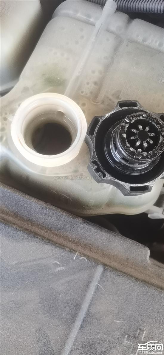 别克君威车辆机油<em>散热</em><em>器</em>漏油 冷却液串油