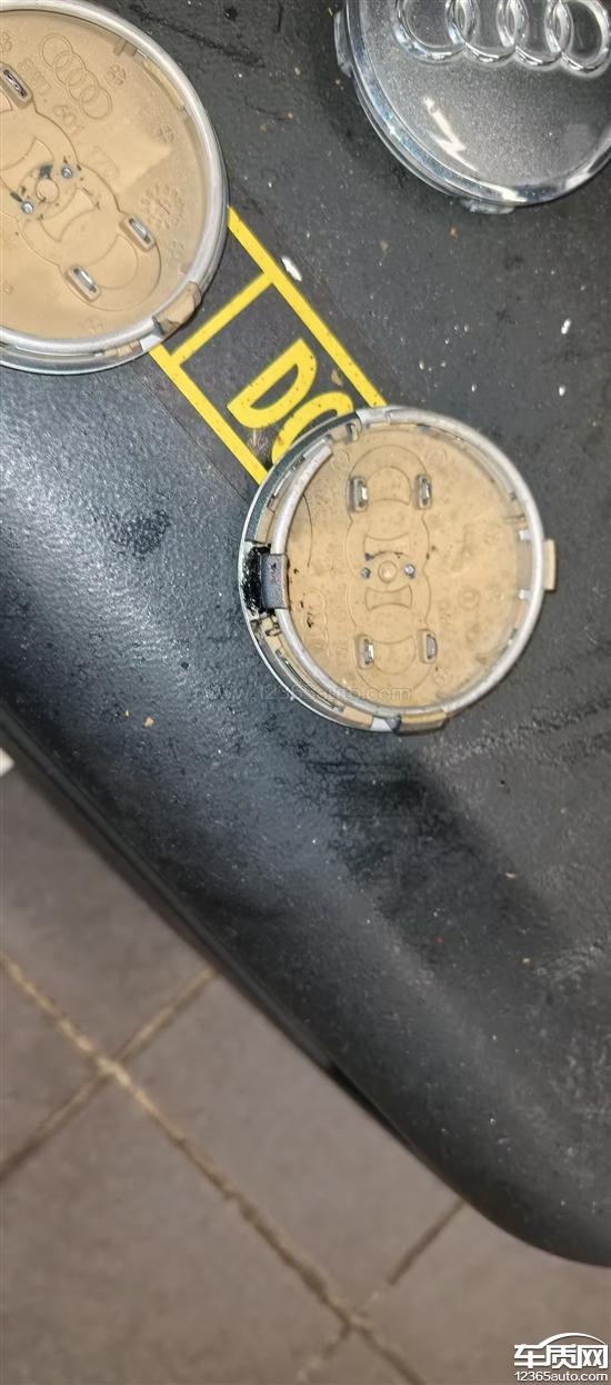 一汽奥迪A4L 4S店把<em>钢圈</em>中心盖损坏
