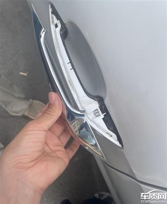 一汽奥迪Q5L<em>车</em><em>门</em><em>把</em><em>手</em><em>镀铬</em>亮条无故脱落