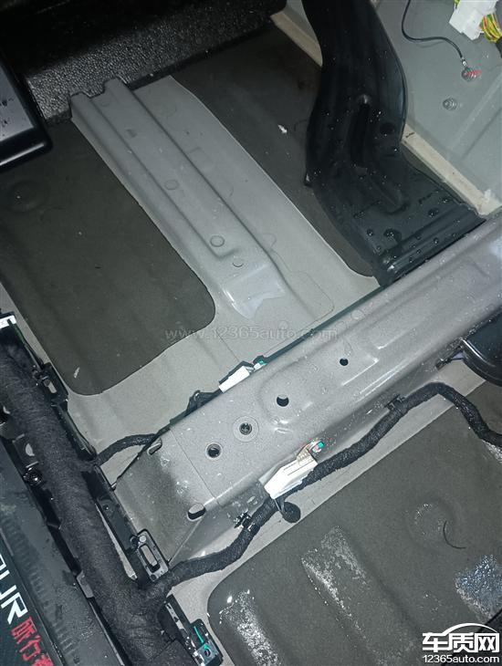 捷途旅行者右前<em>A</em><em>柱</em>原厂密封不良导致漏水