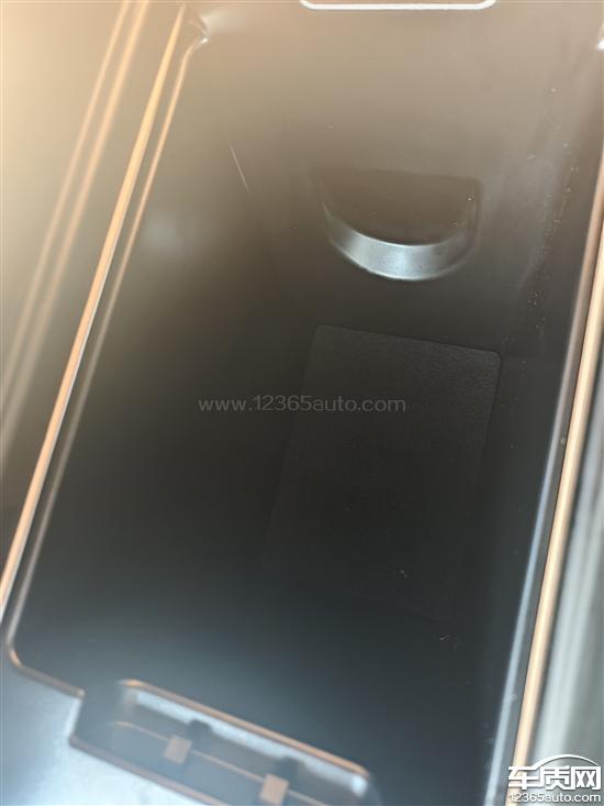 极狐 阿尔法T5扶手箱内部空调旋钮减配