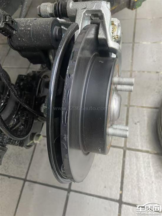 长安启源Lumin行驶中刹车<em>抱死</em>