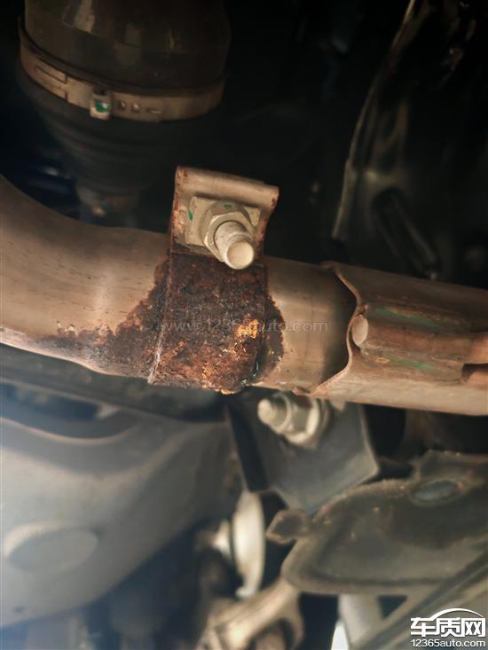 <em>捷豹</em><em>XEL</em>排气管严重锈蚀 接口渗水