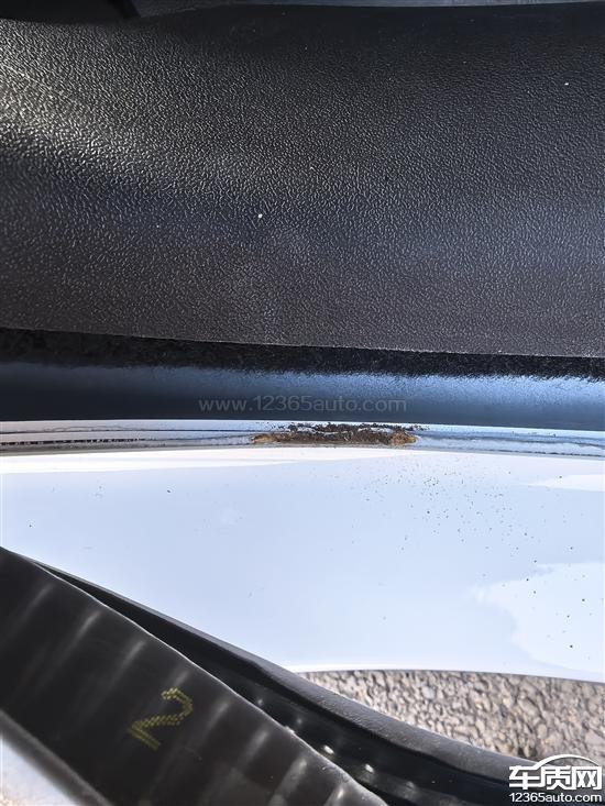 特斯拉ModelY车身门槛严重氧化掉漆