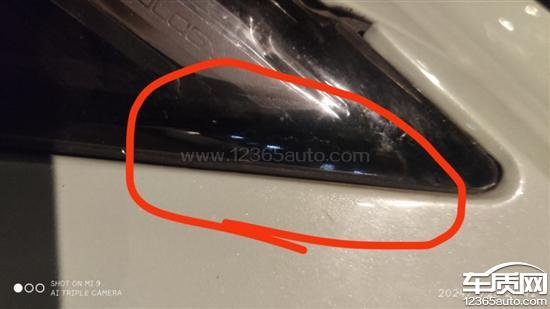 五菱星辰车顶<em>行李</em><em>架</em>内部漆面开裂