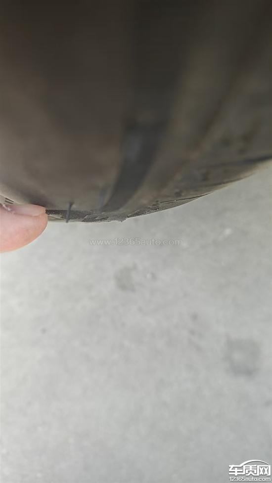 别克君越普利司通轮胎鼓包 保险杠翘边